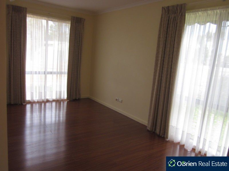 2A Blaxland Avenue, Cranbourne VIC 3977