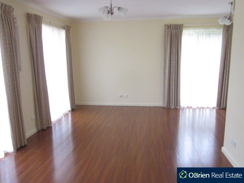 2A Blaxland Avenue, Cranbourne VIC 3977