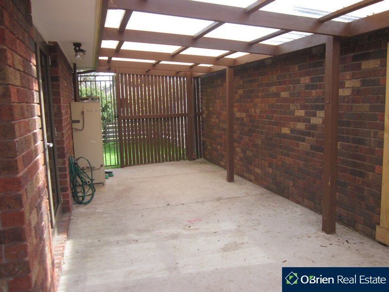 2A Blaxland Avenue, Cranbourne VIC 3977