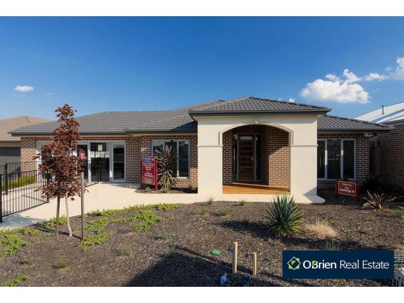 35 Mountain View Boulevard, Cranbourne North VIC 3977