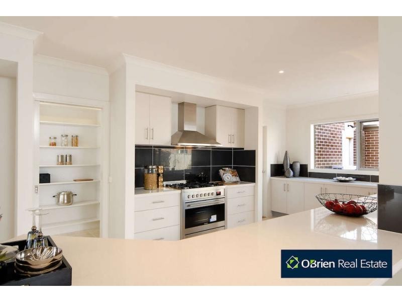 35 Mountain View Boulevard, Cranbourne North VIC 3977