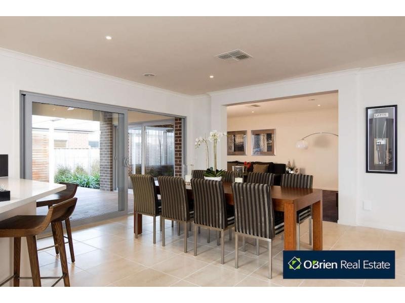 35 Mountain View Boulevard, Cranbourne North VIC 3977