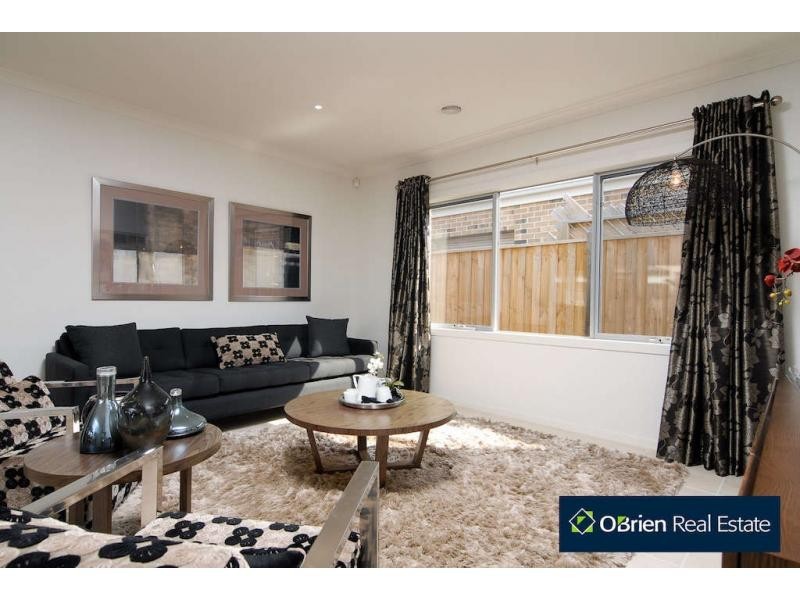 35 Mountain View Boulevard, Cranbourne North VIC 3977