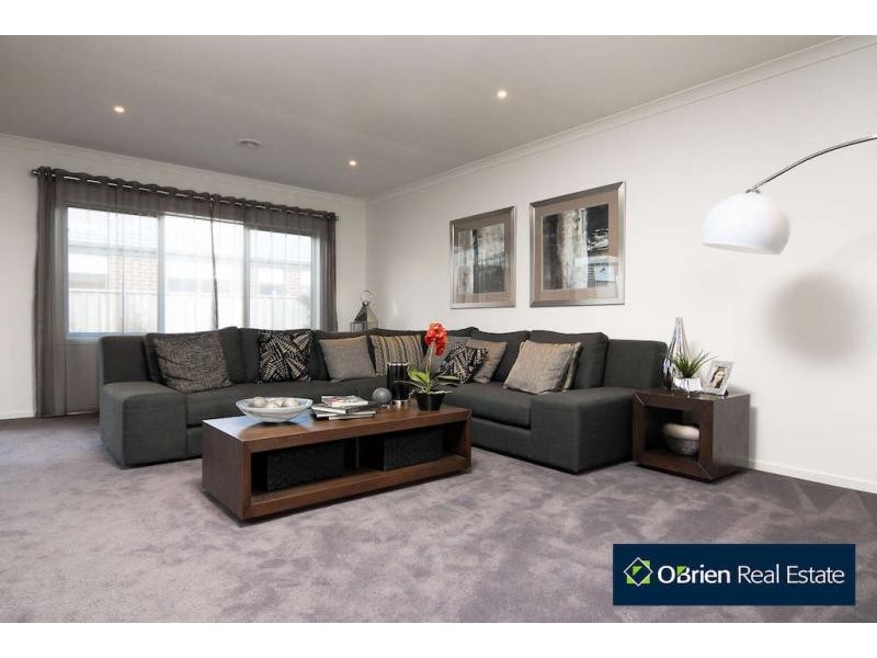 35 Mountain View Boulevard, Cranbourne North VIC 3977