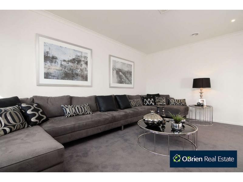 35 Mountain View Boulevard, Cranbourne North VIC 3977