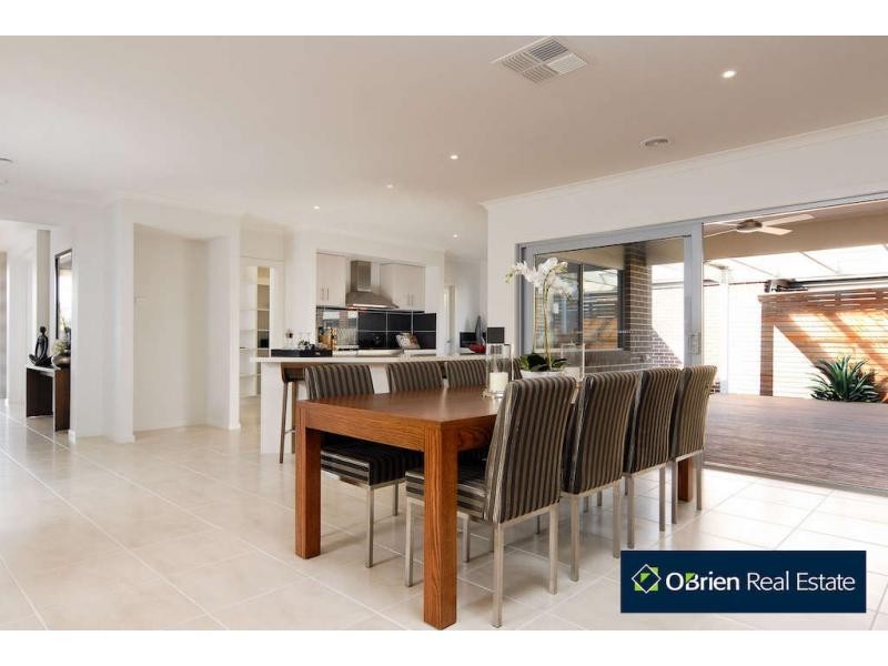 35 Mountain View Boulevard, Cranbourne North VIC 3977