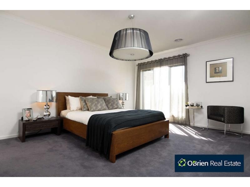 35 Mountain View Boulevard, Cranbourne North VIC 3977