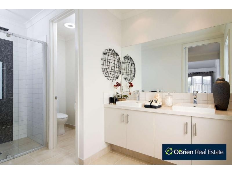 35 Mountain View Boulevard, Cranbourne North VIC 3977