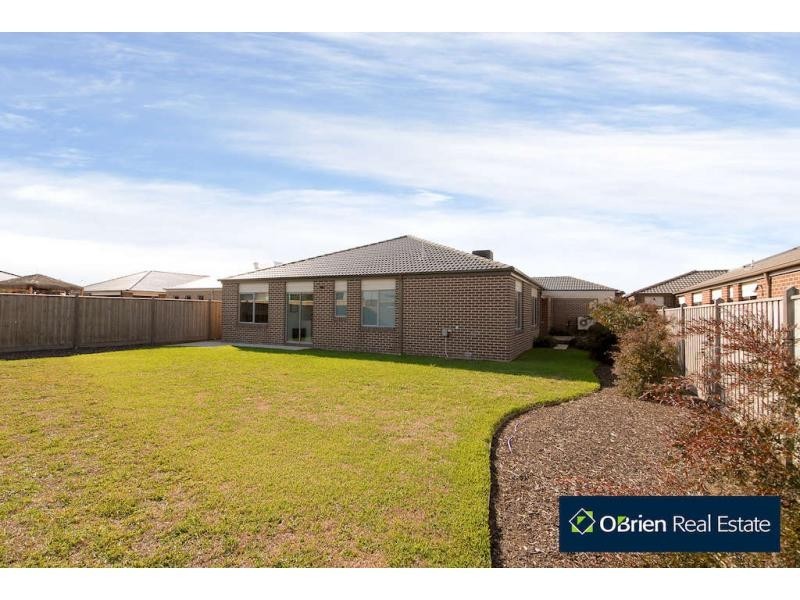 35 Mountain View Boulevard, Cranbourne North VIC 3977