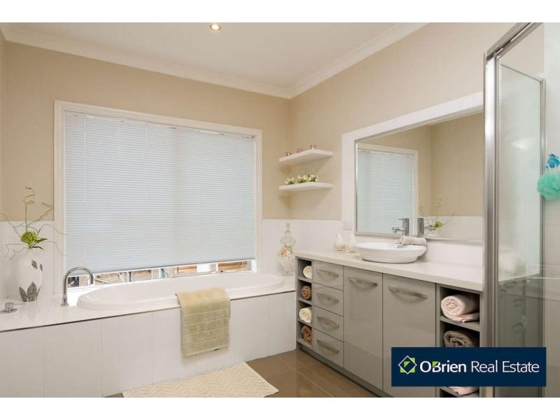 49 Leemak Crescent, Berwick VIC 3806