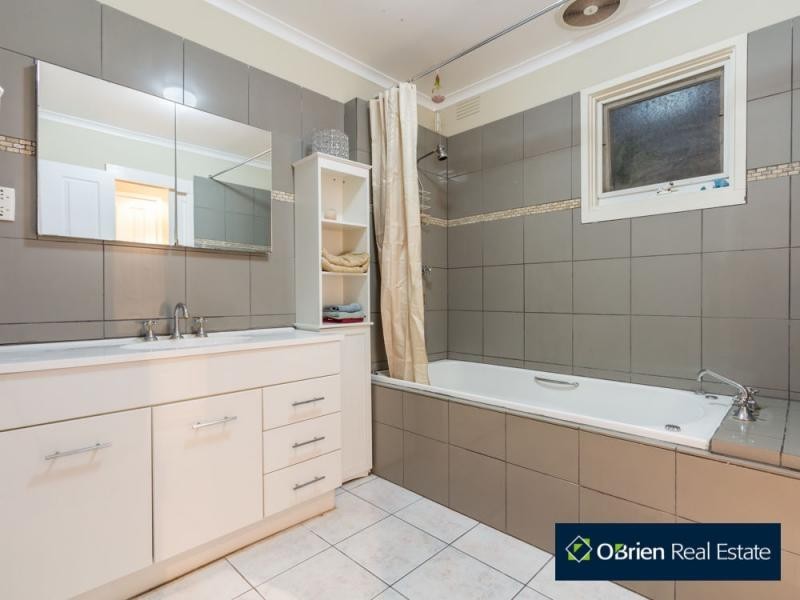 211 Smiths Lane, Cranbourne South VIC 3977