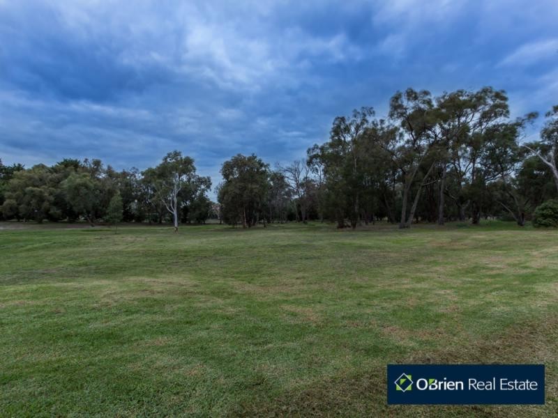 211 Smiths Lane, Cranbourne South VIC 3977