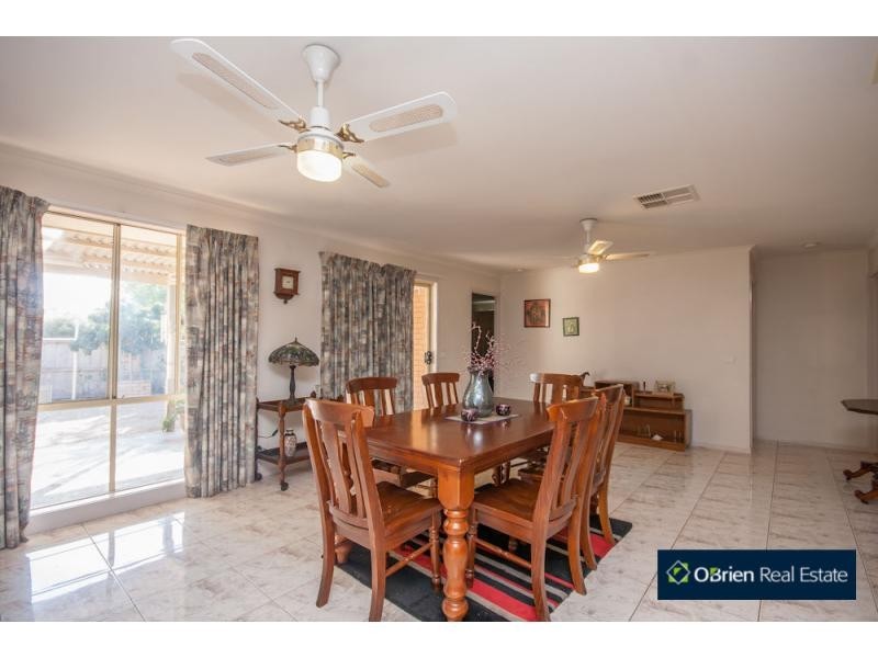 2 Sinatra Way, Cranbourne VIC 3977