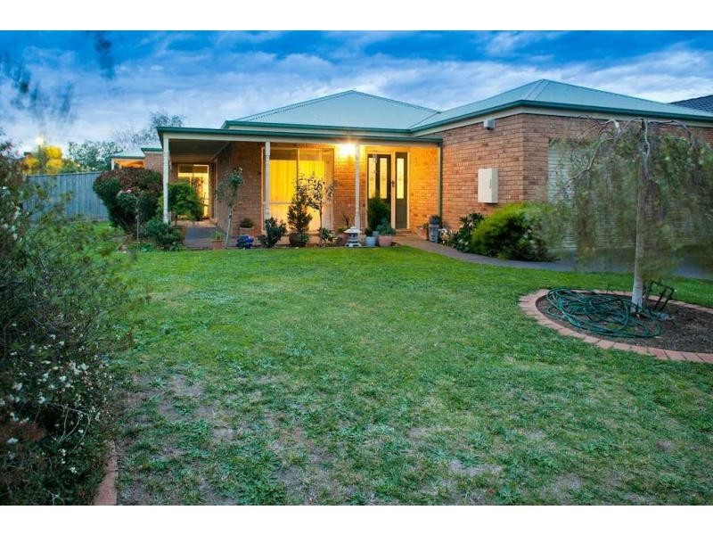 64 Robinswood Pde, Narre Warren South VIC 3805