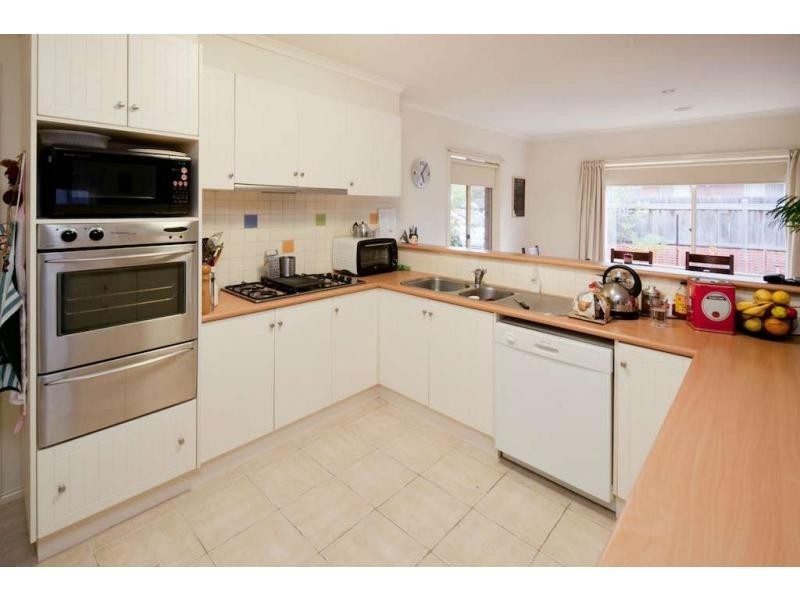 64 Robinswood Pde, Narre Warren South VIC 3805