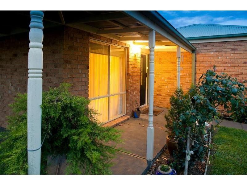 64 Robinswood Pde, Narre Warren South VIC 3805