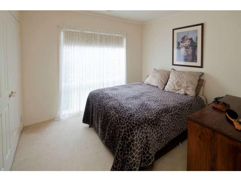 64 Robinswood Pde, Narre Warren South VIC 3805