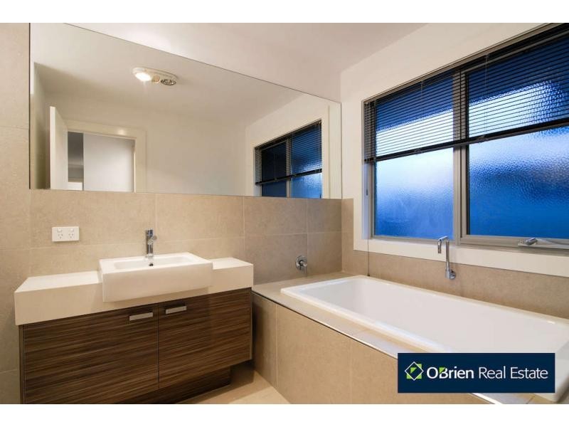 1/4 Buchanan Road, Berwick VIC 3806