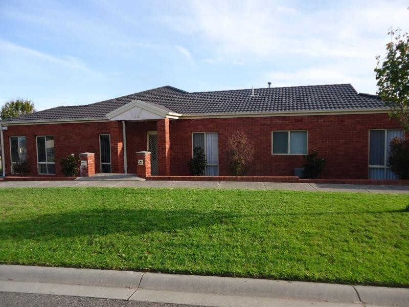 81 Earlsfield Drive, Berwick VIC 3806