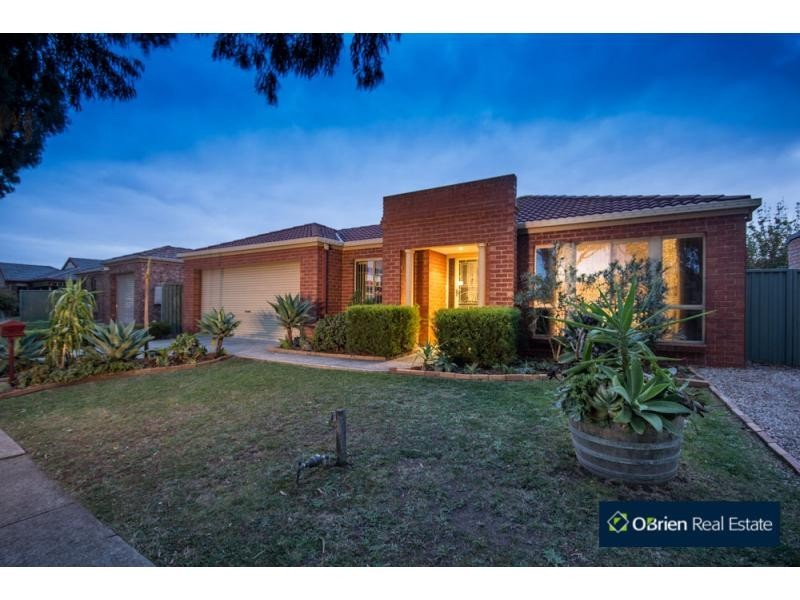 15 Masterton Place, Cranbourne East VIC 3977