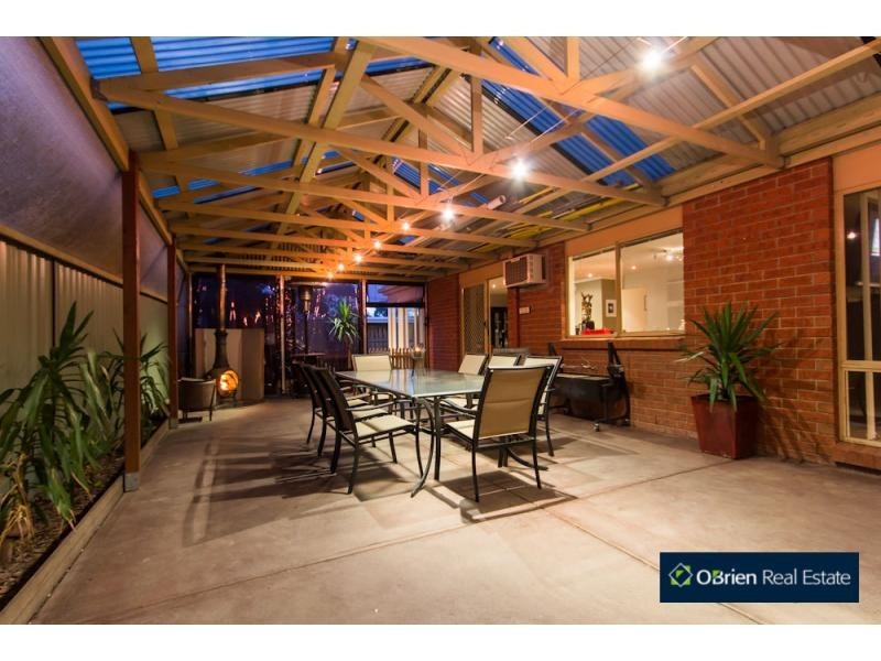 15 Masterton Place, Cranbourne East VIC 3977