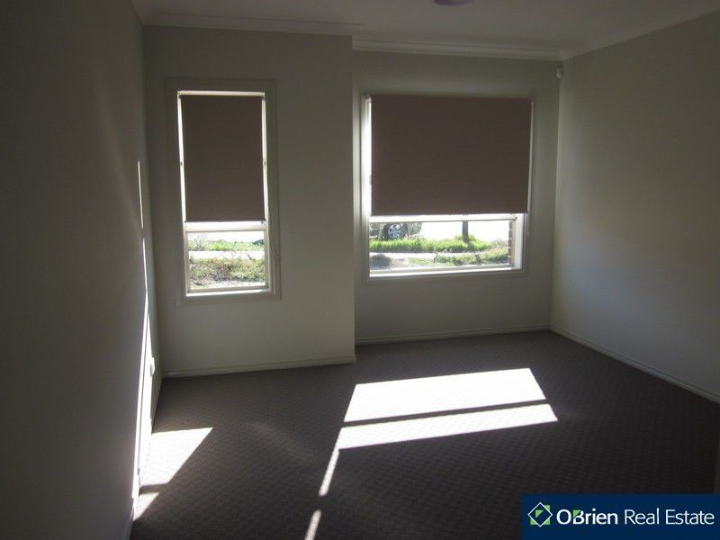 9 Charlbury Crescent, Cranbourne North VIC 3977