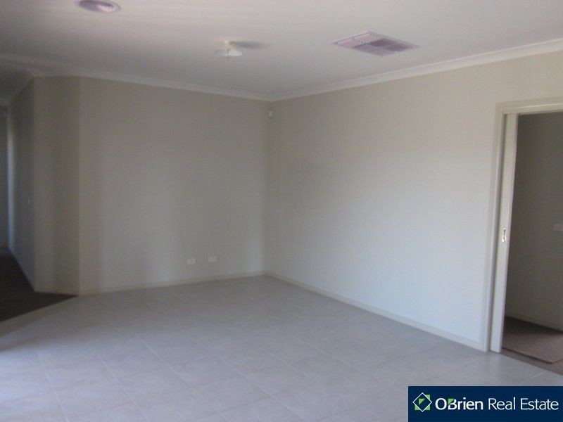 9 Charlbury Crescent, Cranbourne North VIC 3977