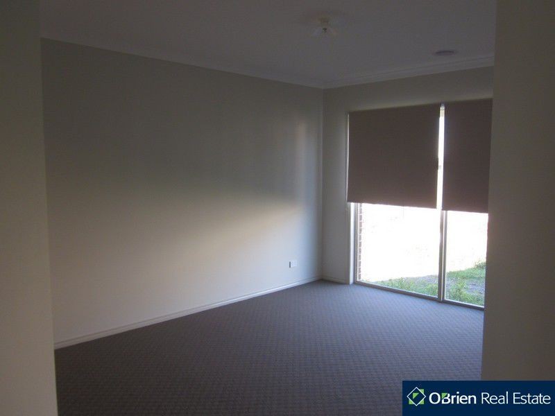 9 Charlbury Crescent, Cranbourne North VIC 3977