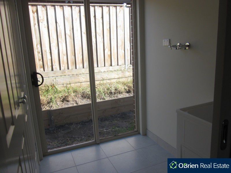 9 Charlbury Crescent, Cranbourne North VIC 3977