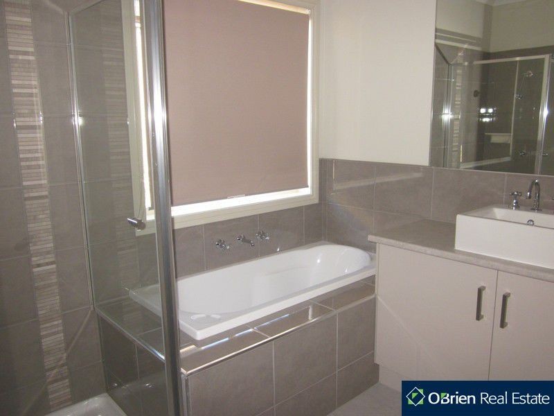 9 Charlbury Crescent, Cranbourne North VIC 3977