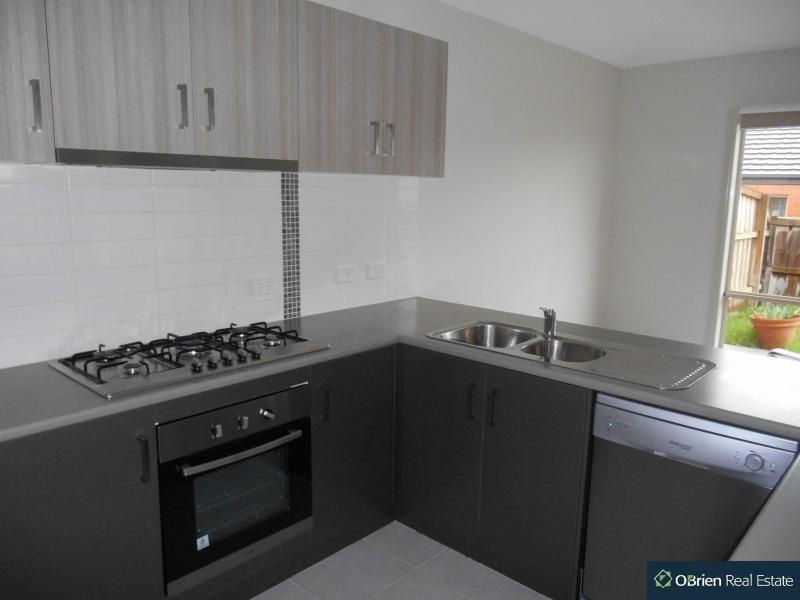 9 Charlbury Crescent, Cranbourne North VIC 3977