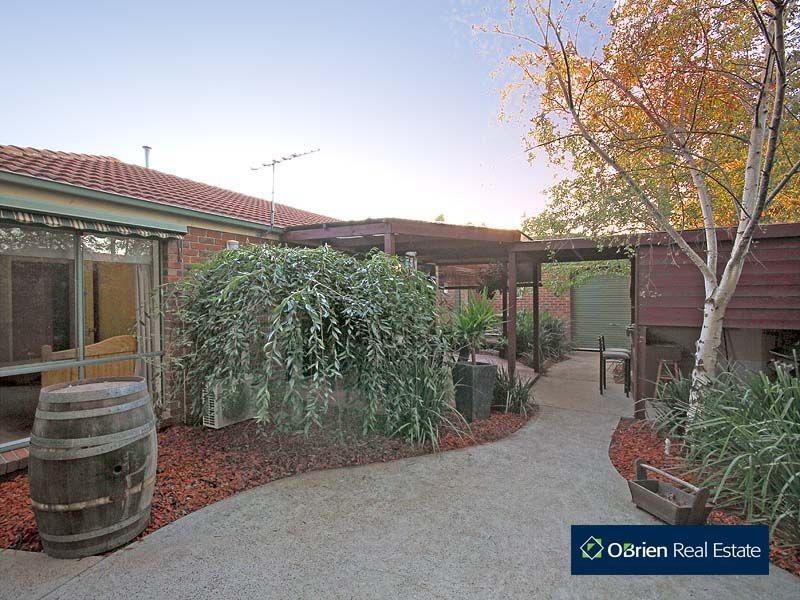 106 Oakgrove Drive, Narre Warren South VIC 3805