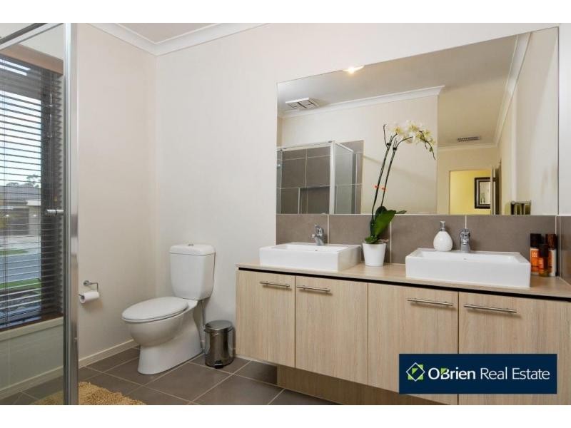 5 Devine Drive, Pakenham VIC 3810