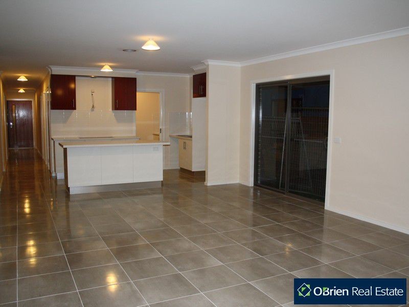 15 Hemingway Grove, Cranbourne West VIC 3977