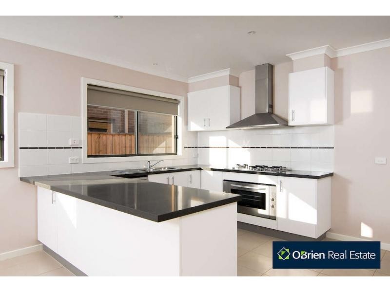 10 Howe Way, Cranbourne East VIC 3977