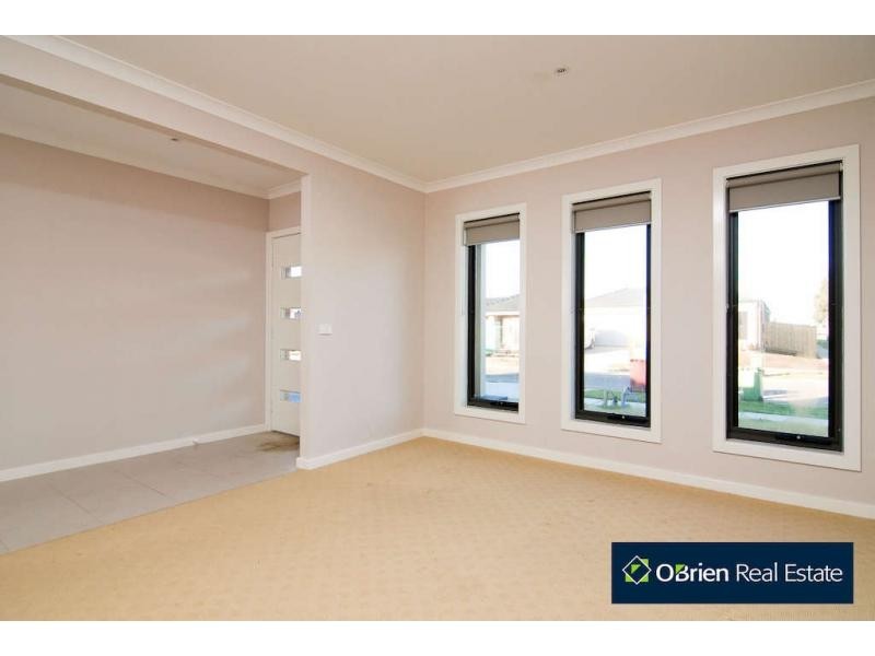 10 Howe Way, Cranbourne East VIC 3977