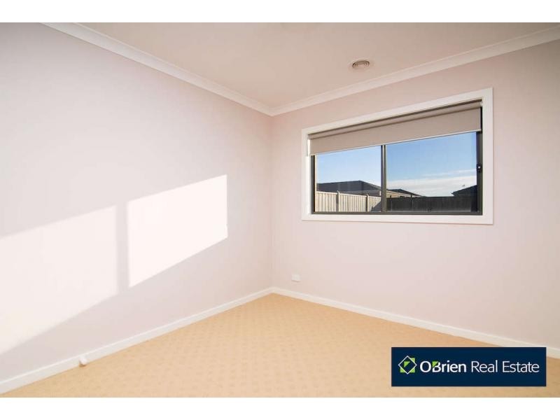 10 Howe Way, Cranbourne East VIC 3977