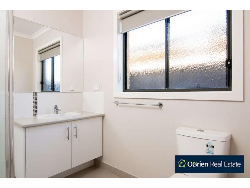 10 Howe Way, Cranbourne East VIC 3977