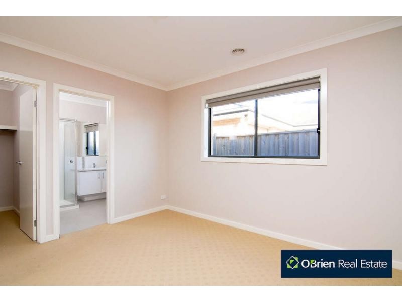 10 Howe Way, Cranbourne East VIC 3977