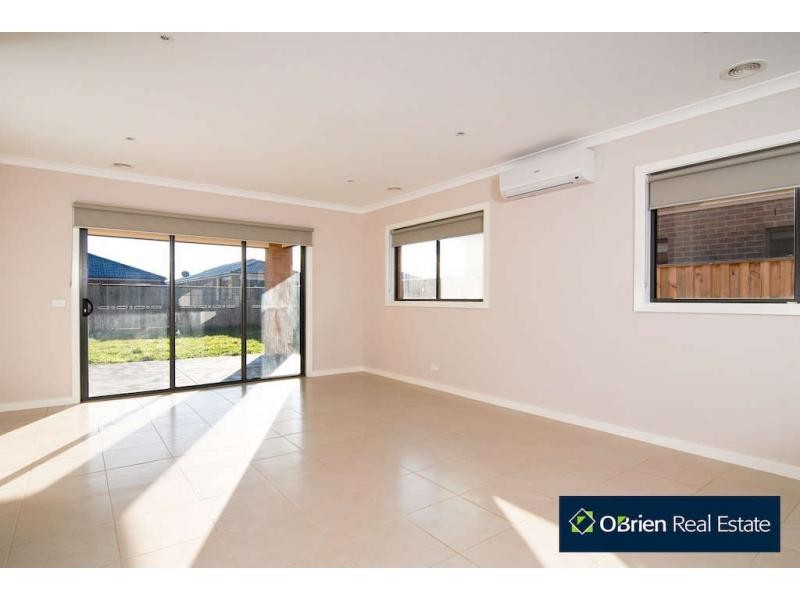 10 Howe Way, Cranbourne East VIC 3977