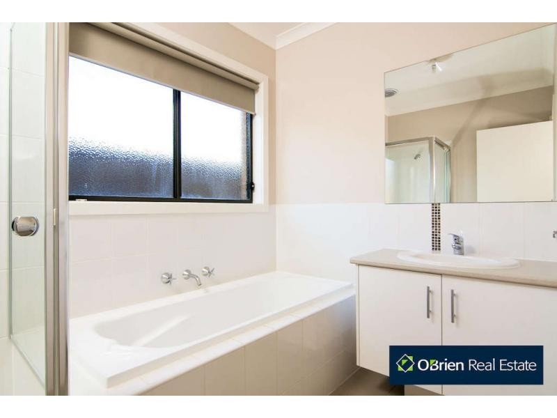 10 Howe Way, Cranbourne East VIC 3977