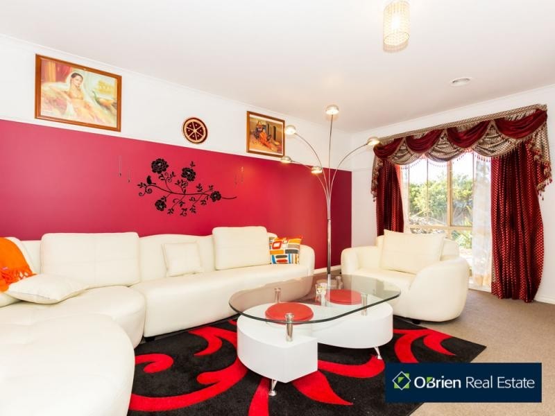 12 Douglas Court, Cranbourne West VIC 3977