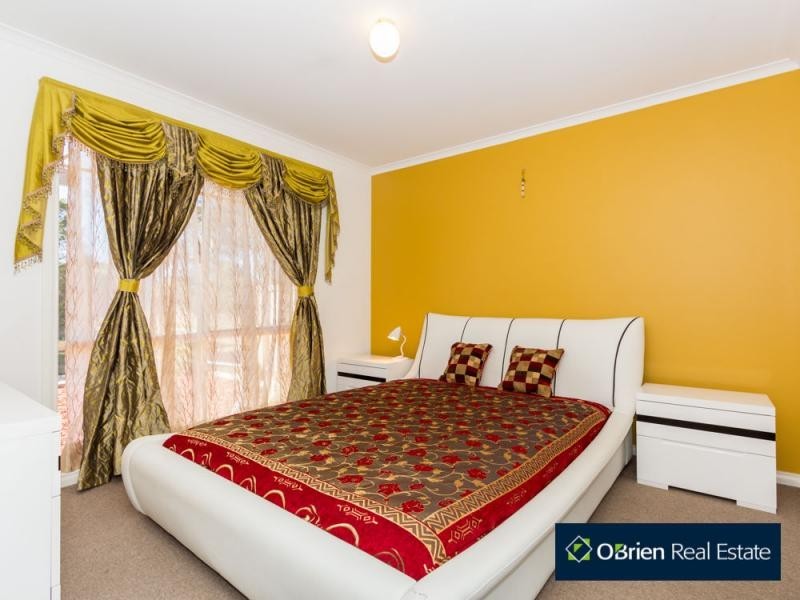 12 Douglas Court, Cranbourne West VIC 3977