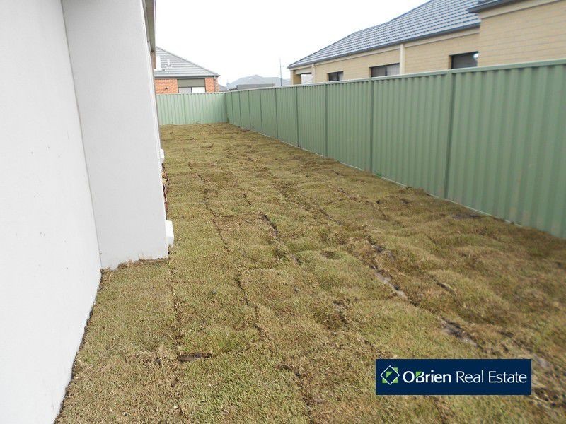 18 Avon River Way, Pakenham VIC 3810