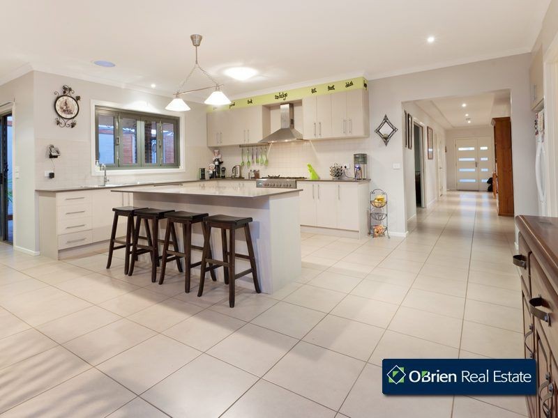 9 Luscombe Court, Berwick VIC 3806