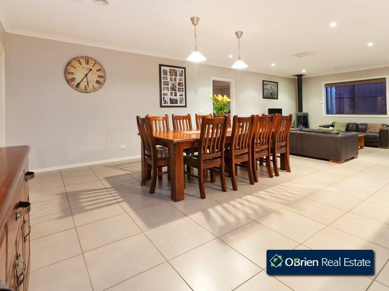 9 Luscombe Court, Berwick VIC 3806