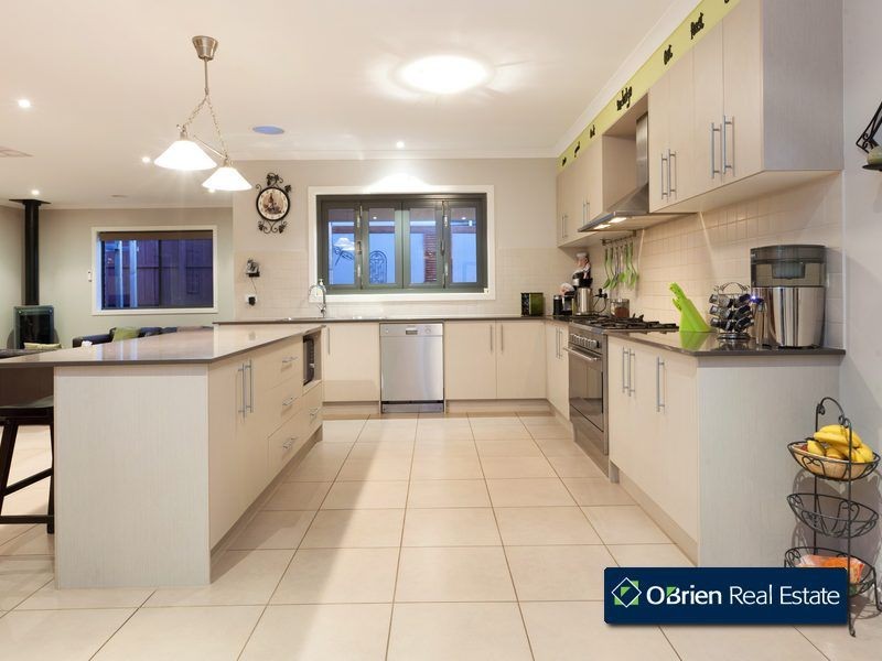 9 Luscombe Court, Berwick VIC 3806