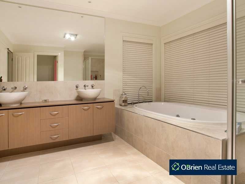 24 Lakeside Drive, Berwick VIC 3806