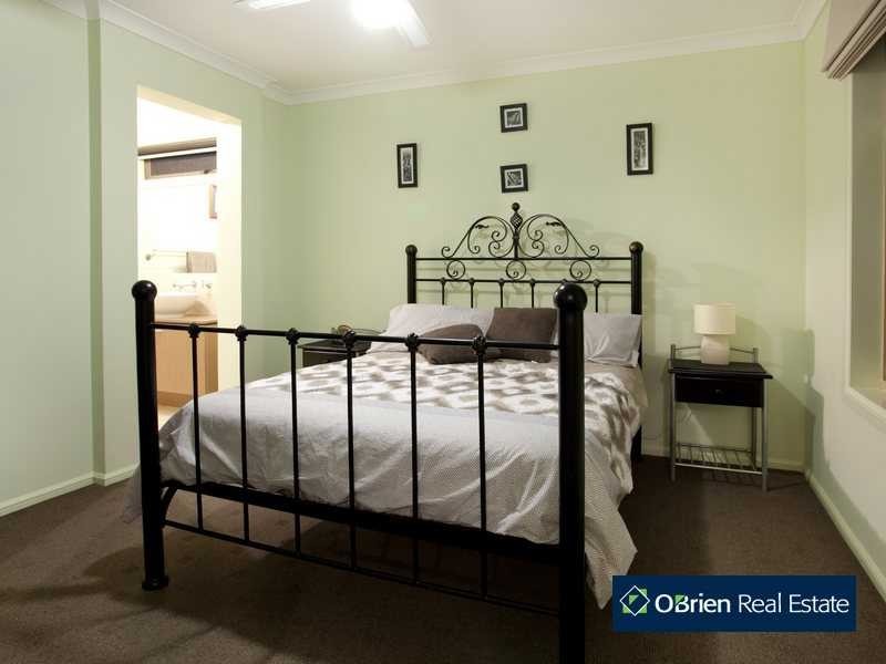 24 Lakeside Drive, Berwick VIC 3806
