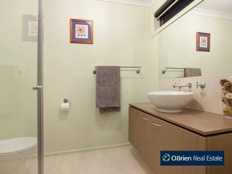 24 Lakeside Drive, Berwick VIC 3806